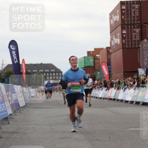 03.10.2025 - Köhlbrandbrückenlauf Yannick Fuchs http://msf.ph/oto/8989166 03.10.2025 16:00:59 Ziel 7294, 7396, 8676, 8855, 9736 meine-sportfotos.de