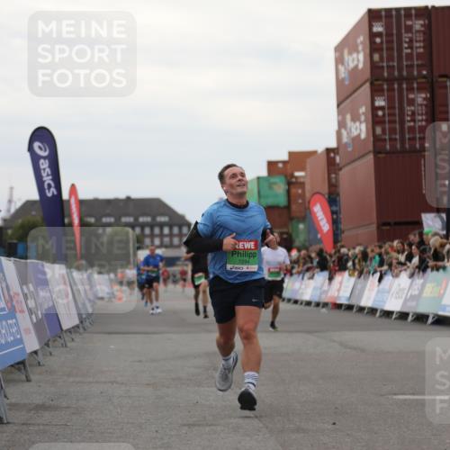 03.10.2025 - Köhlbrandbrückenlauf Yannick Fuchs http://msf.ph/oto/8989170 03.10.2025 16:00:59 Ziel 7294, 7396, 8676, 8855, 9736 meine-sportfotos.de