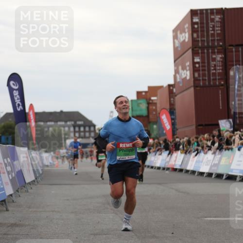 03.10.2025 - Köhlbrandbrückenlauf Yannick Fuchs http://msf.ph/oto/8989177 03.10.2025 16:00:59 Ziel 7294, 7396, 8676, 8855, 9736 meine-sportfotos.de