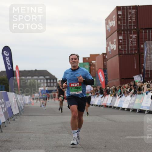 03.10.2025 - Köhlbrandbrückenlauf Yannick Fuchs http://msf.ph/oto/8989182 03.10.2025 16:00:59 Ziel 7294, 7396, 8676, 8855, 9736 meine-sportfotos.de