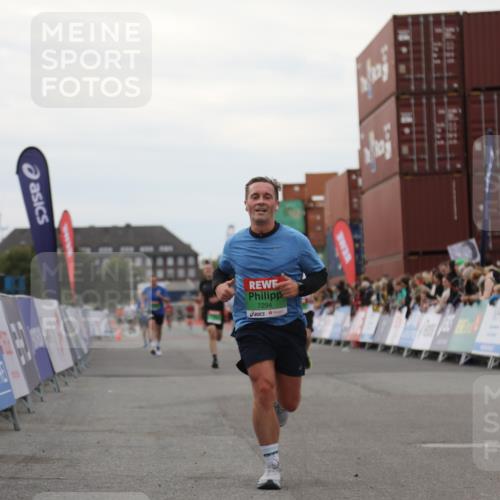 03.10.2025 - Köhlbrandbrückenlauf Yannick Fuchs http://msf.ph/oto/8989187 03.10.2025 16:00:59 Ziel 7294, 7396, 8676, 8855, 9736 meine-sportfotos.de