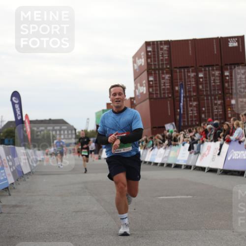 03.10.2025 - Köhlbrandbrückenlauf Yannick Fuchs http://msf.ph/oto/8989198 03.10.2025 16:01:00 Ziel 7294, 7396, 8855 meine-sportfotos.de