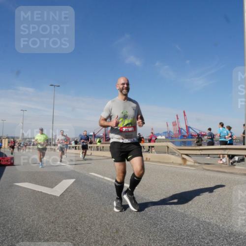 03.10.2025 - Köhlbrandbrückenlauf Matties Gatica Varas http://msf.ph/oto/8989200 03.10.2025 12:36:30 Position 2 6717 meine-sportfotos.de
