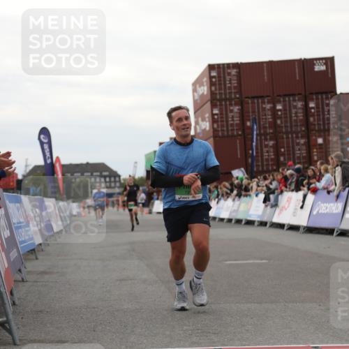 03.10.2025 - Köhlbrandbrückenlauf Yannick Fuchs http://msf.ph/oto/8989204 03.10.2025 16:01:00 Ziel 7294, 7396, 8855 meine-sportfotos.de