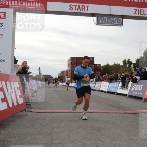 03.10.2025 - Köhlbrandbrückenlauf Yannick Fuchs http://msf.ph/oto/8989222 03.10.2025 16:01:01 Ziel 7294, 7396, 7398, 8855 meine-sportfotos.de