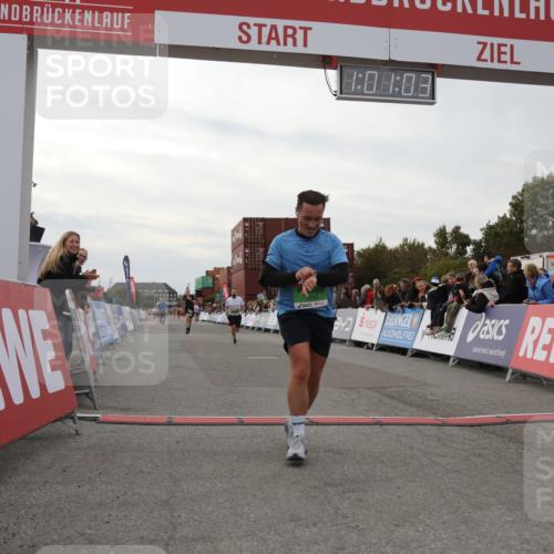 03.10.2025 - Köhlbrandbrückenlauf Yannick Fuchs http://msf.ph/oto/8989228 03.10.2025 16:01:01 Ziel 7294, 7396, 7398, 8855 meine-sportfotos.de