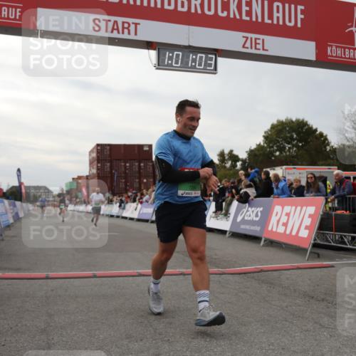 03.10.2025 - Köhlbrandbrückenlauf Yannick Fuchs http://msf.ph/oto/8989253 03.10.2025 16:01:02 Ziel 7294, 7396, 7398, 8855, 9589 meine-sportfotos.de