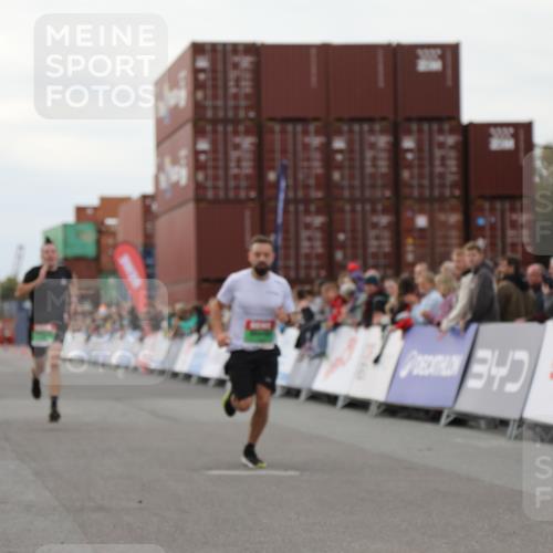 03.10.2025 - Köhlbrandbrückenlauf Yannick Fuchs http://msf.ph/oto/8989257 03.10.2025 16:01:02 Ziel 7294, 7396, 7398, 8855, 9589 meine-sportfotos.de