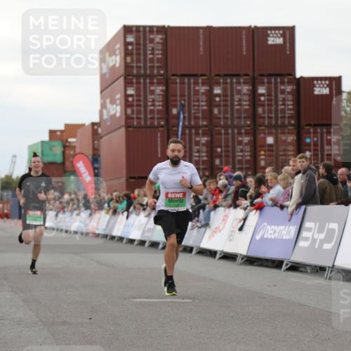 03.10.2025 - Köhlbrandbrückenlauf Yannick Fuchs http://msf.ph/oto/8989264 03.10.2025 16:01:02 Ziel 7294, 7396, 7398, 8855, 9589 meine-sportfotos.de