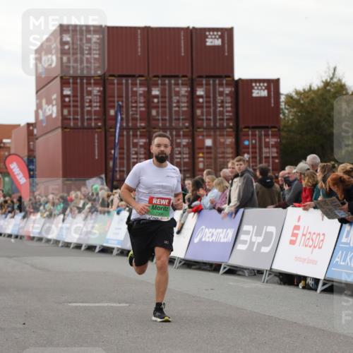 03.10.2025 - Köhlbrandbrückenlauf Yannick Fuchs http://msf.ph/oto/8989269 03.10.2025 16:01:03 Ziel 7294, 7396, 7398, 8855, 9589 meine-sportfotos.de