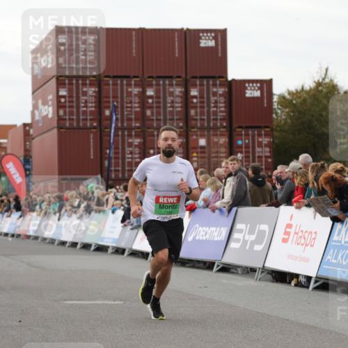 03.10.2025 - Köhlbrandbrückenlauf Yannick Fuchs http://msf.ph/oto/8989273 03.10.2025 16:01:03 Ziel 7294, 7396, 7398, 8855, 9589 meine-sportfotos.de