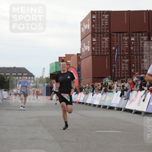 03.10.2025 - Köhlbrandbrückenlauf Yannick Fuchs http://msf.ph/oto/8989278 03.10.2025 16:01:03 Ziel 7294, 7396, 7398, 8855, 9589 meine-sportfotos.de
