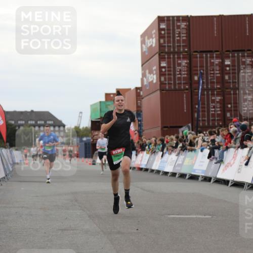 03.10.2025 - Köhlbrandbrückenlauf Yannick Fuchs http://msf.ph/oto/8989284 03.10.2025 16:01:04 Ziel 7294, 7396, 7398, 8855, 9589 meine-sportfotos.de