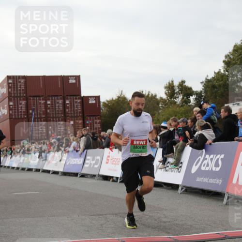 03.10.2025 - Köhlbrandbrückenlauf Yannick Fuchs http://msf.ph/oto/8989289 03.10.2025 16:01:04 Ziel 7294, 7396, 7398, 8855, 9589 meine-sportfotos.de