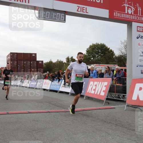 03.10.2025 - Köhlbrandbrückenlauf Yannick Fuchs http://msf.ph/oto/8989296 03.10.2025 16:01:05 Ziel 7396, 7398, 8855, 9589 meine-sportfotos.de
