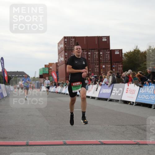 03.10.2025 - Köhlbrandbrückenlauf Yannick Fuchs http://msf.ph/oto/8989304 03.10.2025 16:01:05 Ziel 7396, 7398, 8855, 9589 meine-sportfotos.de