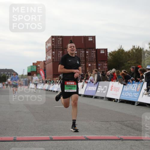 03.10.2025 - Köhlbrandbrückenlauf Yannick Fuchs http://msf.ph/oto/8989308 03.10.2025 16:01:05 Ziel 7396, 7398, 8855, 9589 meine-sportfotos.de