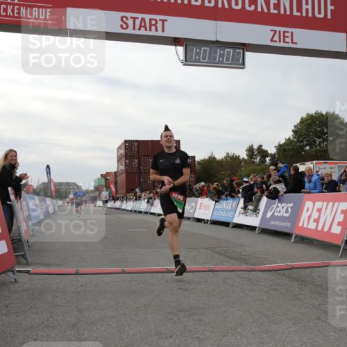 03.10.2025 - Köhlbrandbrückenlauf Yannick Fuchs http://msf.ph/oto/8989314 03.10.2025 16:01:05 Ziel 7396, 7398, 8855, 9589 meine-sportfotos.de