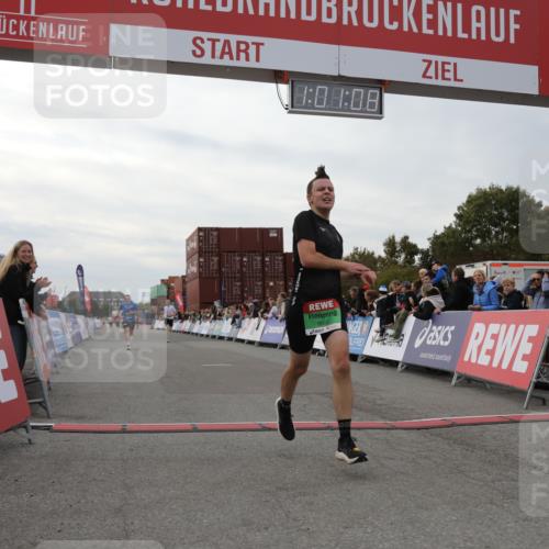03.10.2025 - Köhlbrandbrückenlauf Yannick Fuchs http://msf.ph/oto/8989327 03.10.2025 16:01:06 Ziel 7396, 7398, 8855, 9589 meine-sportfotos.de