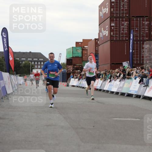 03.10.2025 - Köhlbrandbrückenlauf Yannick Fuchs http://msf.ph/oto/8989334 03.10.2025 16:01:07 Ziel 7396, 7398, 8855, 9589 meine-sportfotos.de