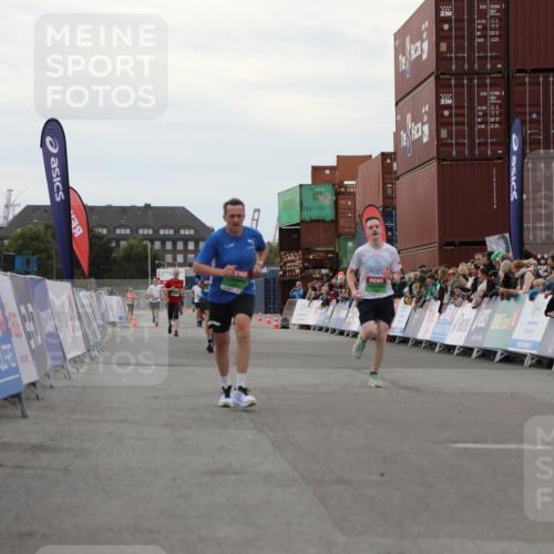 03.10.2025 - Köhlbrandbrückenlauf Yannick Fuchs http://msf.ph/oto/8989340 03.10.2025 16:01:07 Ziel 7396, 7398, 8855, 9589 meine-sportfotos.de