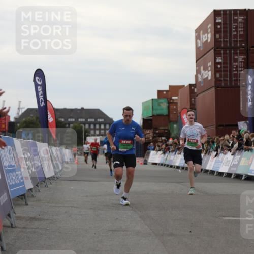 03.10.2025 - Köhlbrandbrückenlauf Yannick Fuchs http://msf.ph/oto/8989344 03.10.2025 16:01:07 Ziel 7396, 7398, 8855, 9589 meine-sportfotos.de