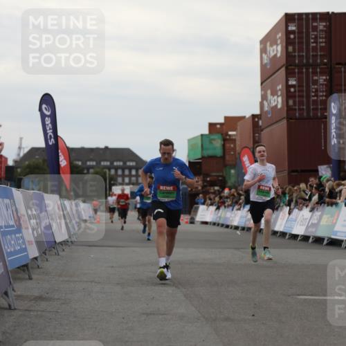 03.10.2025 - Köhlbrandbrückenlauf Yannick Fuchs http://msf.ph/oto/8989351 03.10.2025 16:01:07 Ziel 7396, 7398, 8855, 9589 meine-sportfotos.de