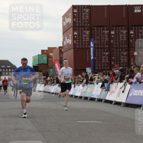 03.10.2025 - Köhlbrandbrückenlauf Yannick Fuchs http://msf.ph/oto/8989357 03.10.2025 16:01:07 Ziel 7396, 7398, 8855, 9589 meine-sportfotos.de