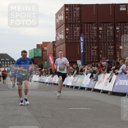 03.10.2025 - Köhlbrandbrückenlauf Yannick Fuchs http://msf.ph/oto/8989363 03.10.2025 16:01:07 Ziel 7396, 7398, 8855, 9589 meine-sportfotos.de