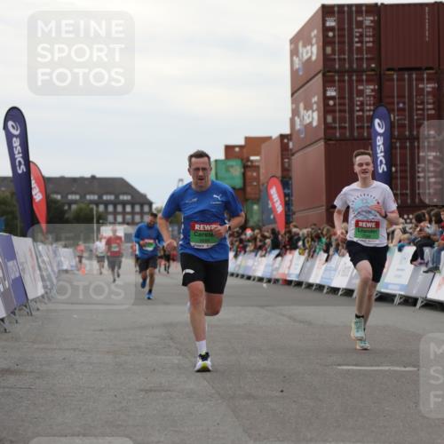 03.10.2025 - Köhlbrandbrückenlauf Yannick Fuchs http://msf.ph/oto/8989374 03.10.2025 16:01:08 Ziel 7282, 7396, 7398, 8855, 9589 meine-sportfotos.de