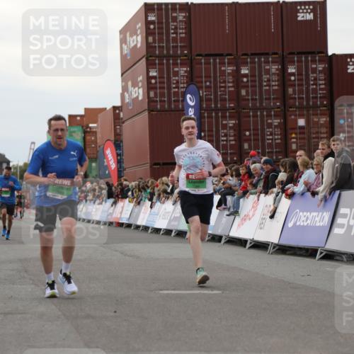 03.10.2025 - Köhlbrandbrückenlauf Yannick Fuchs http://msf.ph/oto/8989378 03.10.2025 16:01:08 Ziel 7282, 7396, 7398, 8855, 9589 meine-sportfotos.de