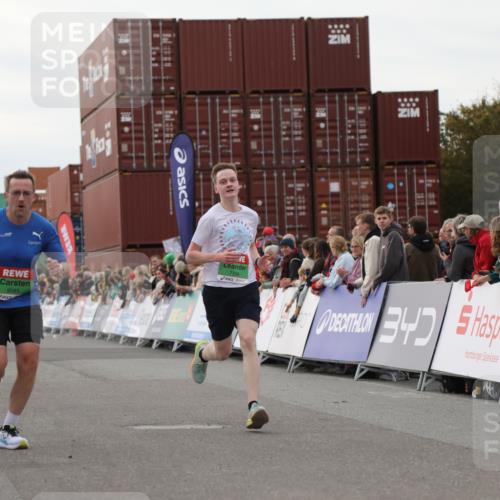 03.10.2025 - Köhlbrandbrückenlauf Yannick Fuchs http://msf.ph/oto/8989387 03.10.2025 16:01:08 Ziel 7282, 7396, 7398, 8855, 9589 meine-sportfotos.de