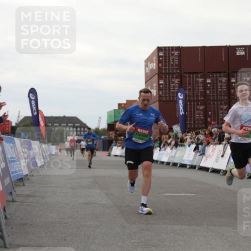 03.10.2025 - Köhlbrandbrückenlauf Yannick Fuchs http://msf.ph/oto/8989400 03.10.2025 16:01:09 Ziel 7282, 7398, 8855, 9589 meine-sportfotos.de