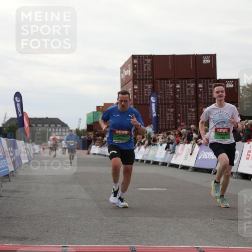 03.10.2025 - Köhlbrandbrückenlauf Yannick Fuchs http://msf.ph/oto/8989406 03.10.2025 16:01:09 Ziel 7282, 7398, 8855, 9589 meine-sportfotos.de