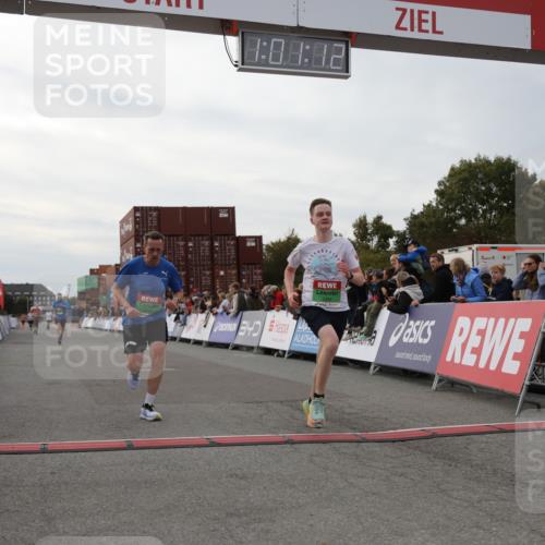 03.10.2025 - Köhlbrandbrückenlauf Yannick Fuchs http://msf.ph/oto/8989416 03.10.2025 16:01:10 Ziel 7282, 7398, 9589 meine-sportfotos.de