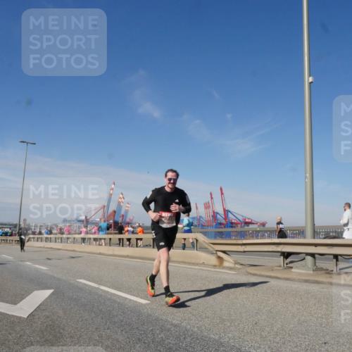 03.10.2025 - Köhlbrandbrückenlauf Matties Gatica Varas http://msf.ph/oto/8989418 03.10.2025 12:37:04 Position 2  meine-sportfotos.de