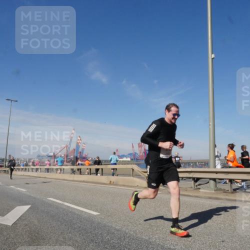 03.10.2025 - Köhlbrandbrückenlauf Matties Gatica Varas http://msf.ph/oto/8989421 03.10.2025 12:37:04 Position 2  meine-sportfotos.de
