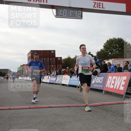 03.10.2025 - Köhlbrandbrückenlauf Yannick Fuchs http://msf.ph/oto/8989423 03.10.2025 16:01:10 Ziel 7282, 7398, 9589 meine-sportfotos.de