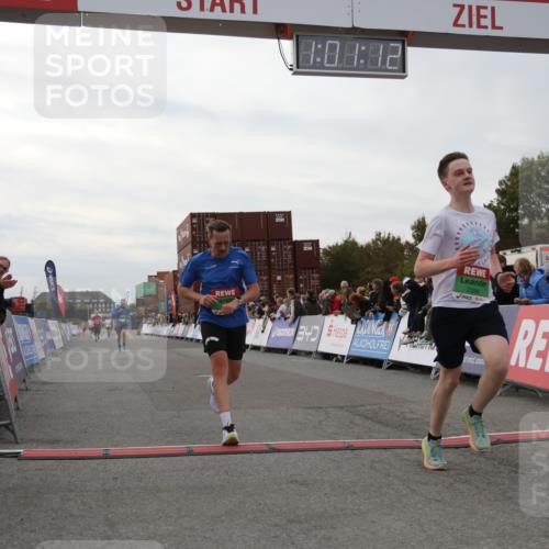 03.10.2025 - Köhlbrandbrückenlauf Yannick Fuchs http://msf.ph/oto/8989430 03.10.2025 16:01:10 Ziel 7282, 7398, 9589 meine-sportfotos.de