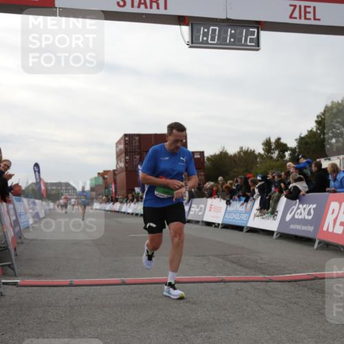 03.10.2025 - Köhlbrandbrückenlauf Yannick Fuchs http://msf.ph/oto/8989447 03.10.2025 16:01:10 Ziel 7282, 7398, 9589 meine-sportfotos.de