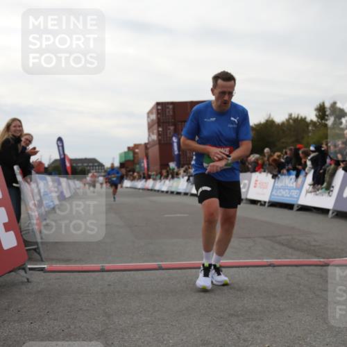 03.10.2025 - Köhlbrandbrückenlauf Yannick Fuchs http://msf.ph/oto/8989452 03.10.2025 16:01:11 Ziel 7282, 7398, 9589 meine-sportfotos.de