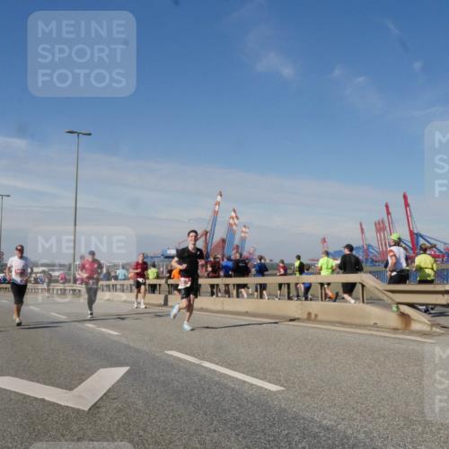 03.10.2025 - Köhlbrandbrückenlauf Matties Gatica Varas http://msf.ph/oto/8989455 03.10.2025 12:37:11 Position 2  meine-sportfotos.de