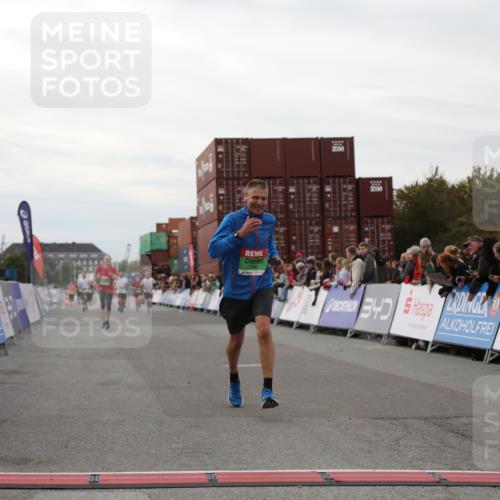 03.10.2025 - Köhlbrandbrückenlauf Yannick Fuchs http://msf.ph/oto/8989509 03.10.2025 16:01:15 Ziel 7282, 9346 meine-sportfotos.de