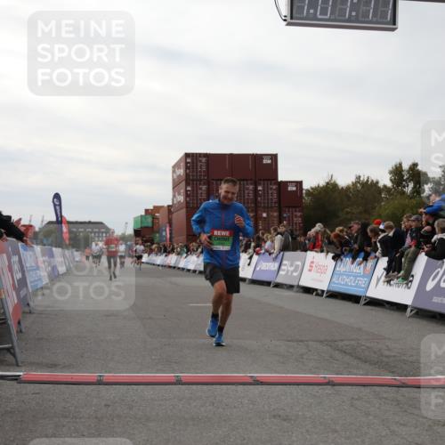 03.10.2025 - Köhlbrandbrückenlauf Yannick Fuchs http://msf.ph/oto/8989516 03.10.2025 16:01:16 Ziel 7282, 7965, 9346 meine-sportfotos.de