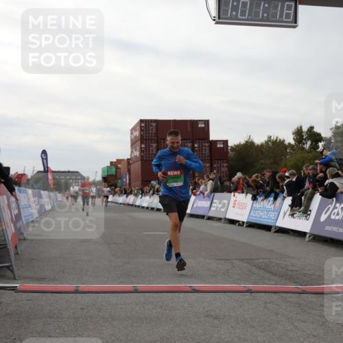 03.10.2025 - Köhlbrandbrückenlauf Yannick Fuchs http://msf.ph/oto/8989523 03.10.2025 16:01:16 Ziel 7282, 7965, 9346 meine-sportfotos.de