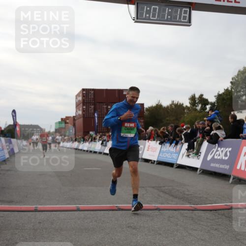 03.10.2025 - Köhlbrandbrückenlauf Yannick Fuchs http://msf.ph/oto/8989538 03.10.2025 16:01:16 Ziel 7282, 7965, 9346 meine-sportfotos.de