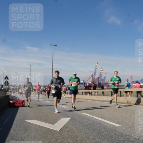 03.10.2025 - Köhlbrandbrückenlauf Matties Gatica Varas http://msf.ph/oto/8989547 03.10.2025 12:37:28 Position 2  meine-sportfotos.de