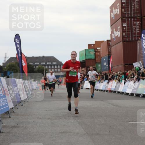 03.10.2025 - Köhlbrandbrückenlauf Yannick Fuchs http://msf.ph/oto/8989558 03.10.2025 16:01:18 Ziel 7282, 7364, 7372, 7965, 9346 meine-sportfotos.de