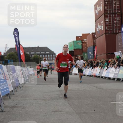 03.10.2025 - Köhlbrandbrückenlauf Yannick Fuchs http://msf.ph/oto/8989564 03.10.2025 16:01:18 Ziel 7282, 7364, 7372, 7965, 9346 meine-sportfotos.de