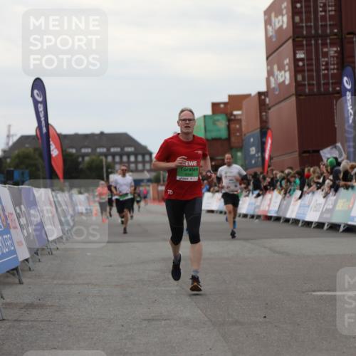 03.10.2025 - Köhlbrandbrückenlauf Yannick Fuchs http://msf.ph/oto/8989568 03.10.2025 16:01:19 Ziel 7282, 7342, 7364, 7372, 7965, 9129, 9346 meine-sportfotos.de